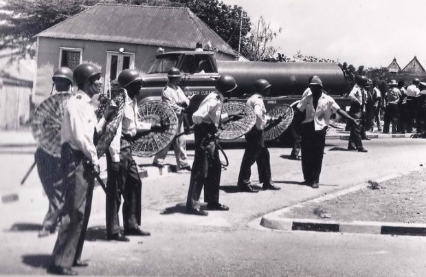 Mei 69 - politie bij Berg Altena. - marinefotograaf - collectie B.M. Smit, Leiderdorp