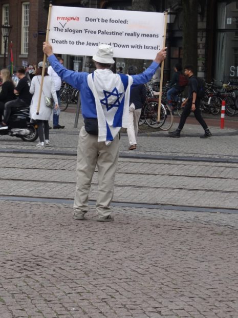 Michael Jacobs demonstreert in Amsterdam in zijn eentje [waartoe geen aparte toestemming nodig is in Nederland] - foto Aart G. Broek