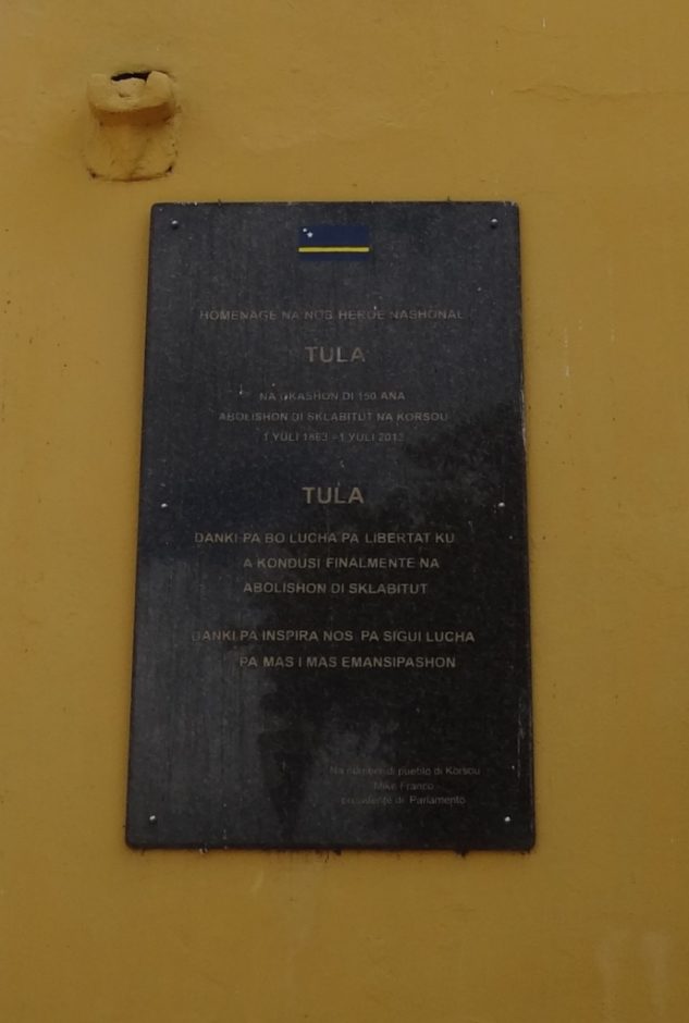 Gedenkplaat voor Tula en zijn rol in de revolte van 1795 - Fortmuur, Punda, Curacao - foto Aart G Broek